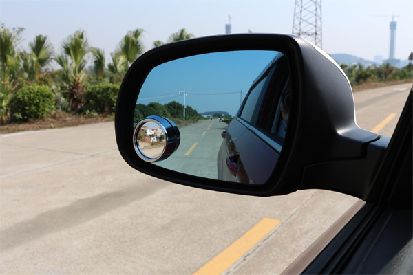 汽車後視鏡光澤度的大小和檢測方法 　　