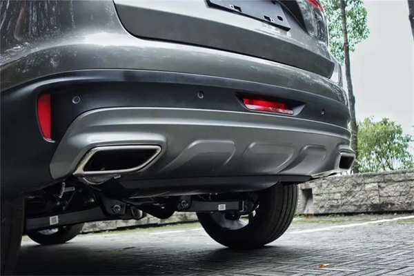 新車前後保險杠與車身有色差正常嗎?